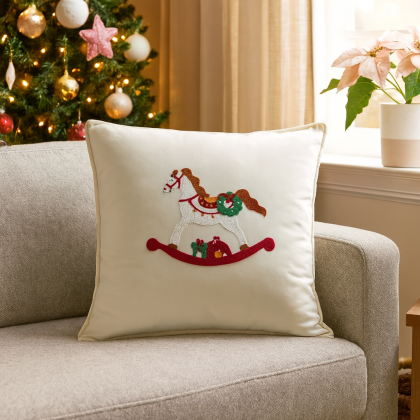 Vianočná obliečka na vankúšik zo zamatu s výšivkou s hojdacím koníkom biela