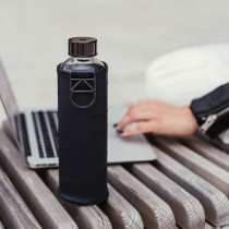 Sklenená fľaša EQUA MISMATCH graphite, 750 ml v koženkovom obale Sklenená fľaša EQUA MISMATCH graphite, 750 ml v koženkovom obale
