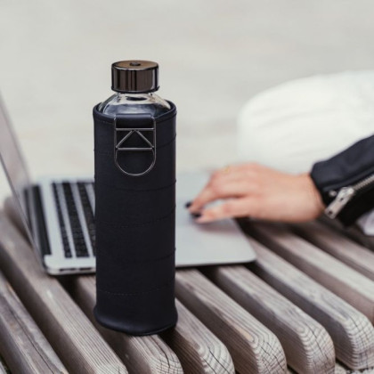 Sklenená fľaša EQUA MISMATCH graphite, 750 ml v koženkovom obale Sklenená fľaša EQUA MISMATCH graphite, 750 ml v koženkovom obale
