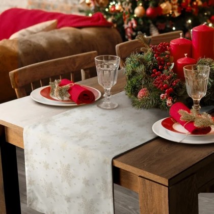 Vianočný behúň na stôl FLASH vyrobený zo žakárovej látky s motívom snehových vločiek a zlatou niťou