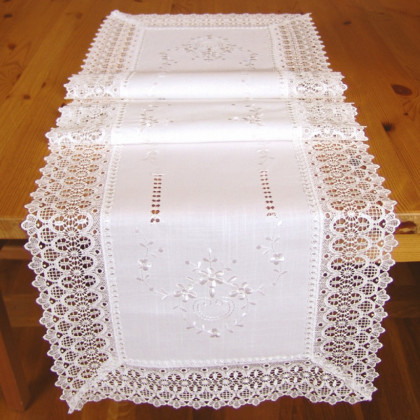 Vyšívaný biely behúň 40x90 cm s háčkovanou čipkou 704 Vyšívaný biely behúň 40x90 cm s háčkovanou čipkou 704