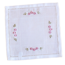 Vyšívaný obrus biely 30x30 cm 9260 Vyšívaný obrus biely 30x30 cm 9260