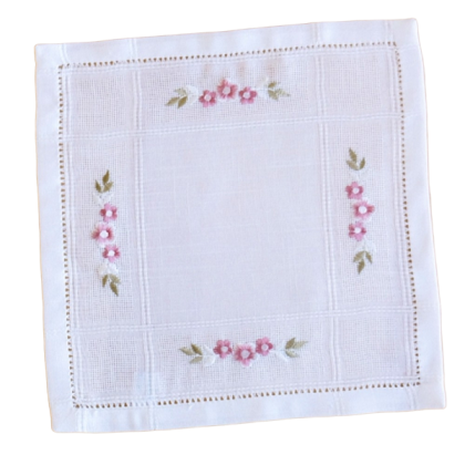 Vyšívaný obrus biely 30x30 cm 9260 Vyšívaný obrus biely 30x30 cm 9260