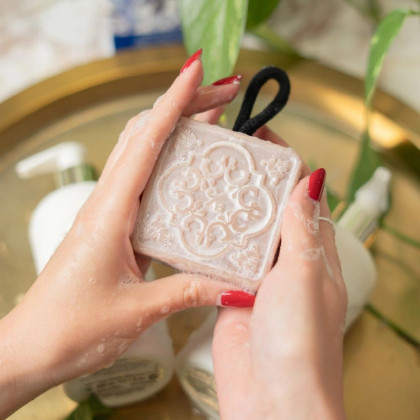 Exfoliačné mydlo na šnúrke - Santalové drevo & Tonka fazuľa