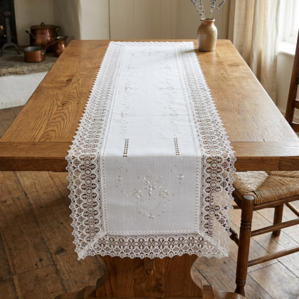 Vyšívaný biely behúň s krajkou 40x140 cm 704