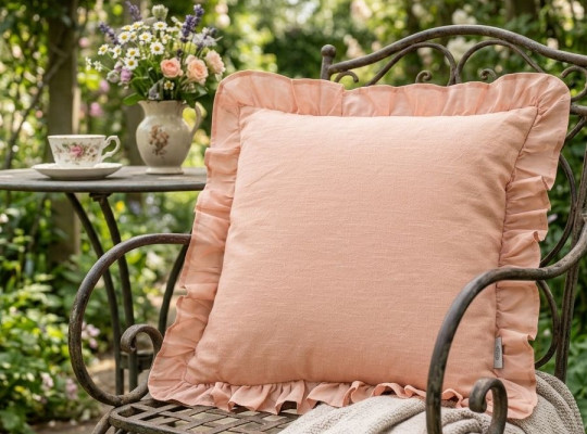 Svetloružová obliečka s volánom