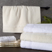 Bavlnená osuška SISI 70x140 cm s výšivkou a krajkou, krémový